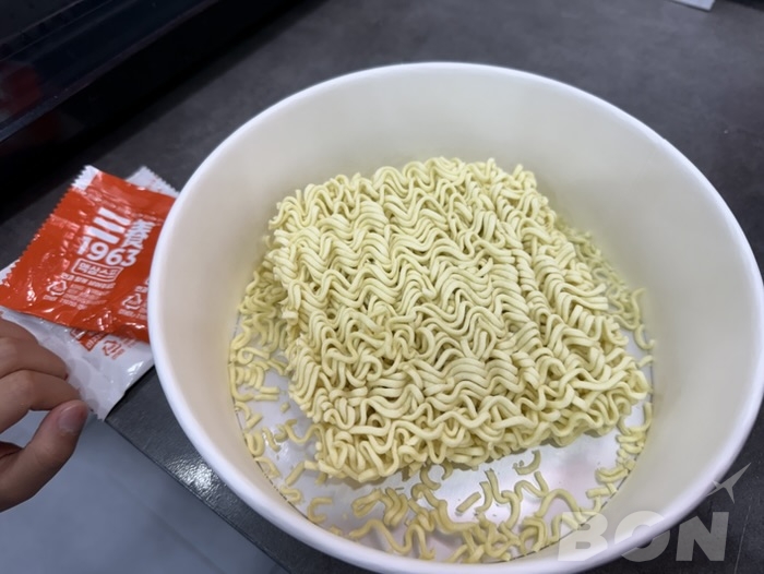 Kラーメンコンビニ ラーメン棚に並ぶ多種類のインスタントラーメン