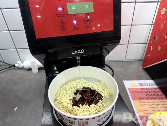 Kラーメンコンビニ 専用の自動調理器（お湯注入機）