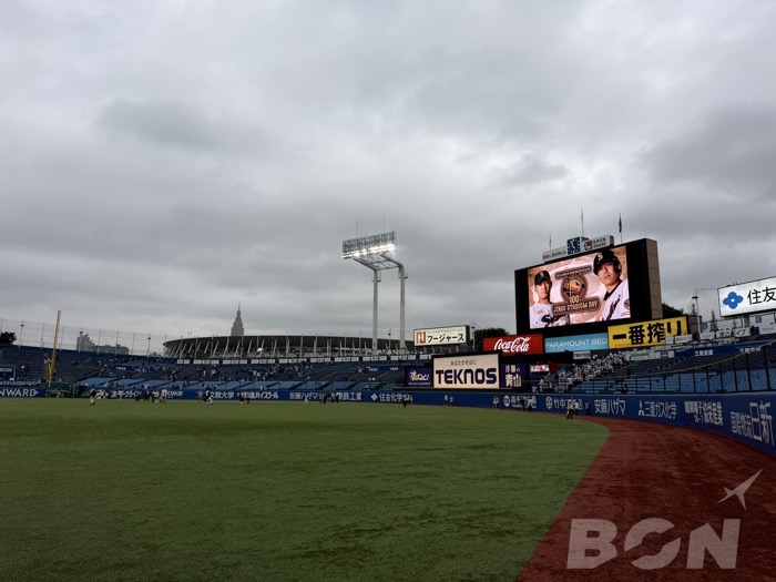 神宮球場の外野から見たスコアボードと国立競技場方面の景色