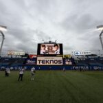 神宮球場のスコアボードに表示されたJINGU STADIUM DAYのビジョン
