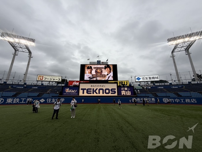 神宮球場のスコアボードに表示されたJINGU STADIUM DAYのビジョン