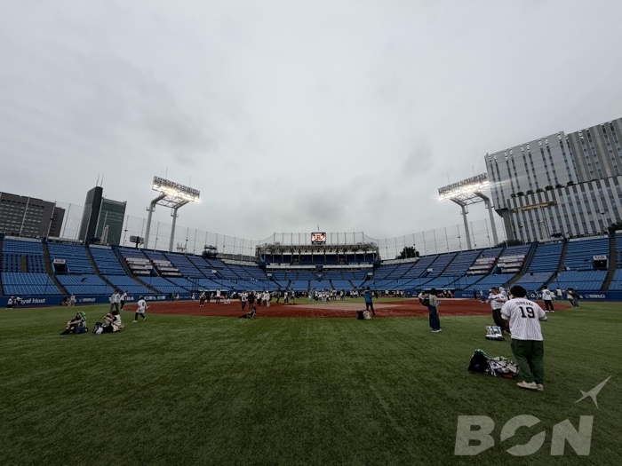 神宮球場のグラウンドから見渡したスタンド全景（グラウンドツアー）