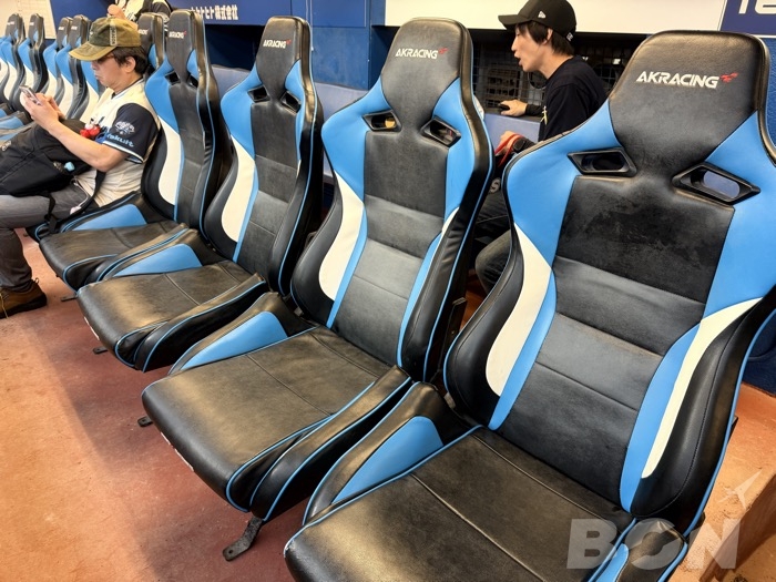 神宮球場のベンチに設置されたAKRacing製シートのアップ