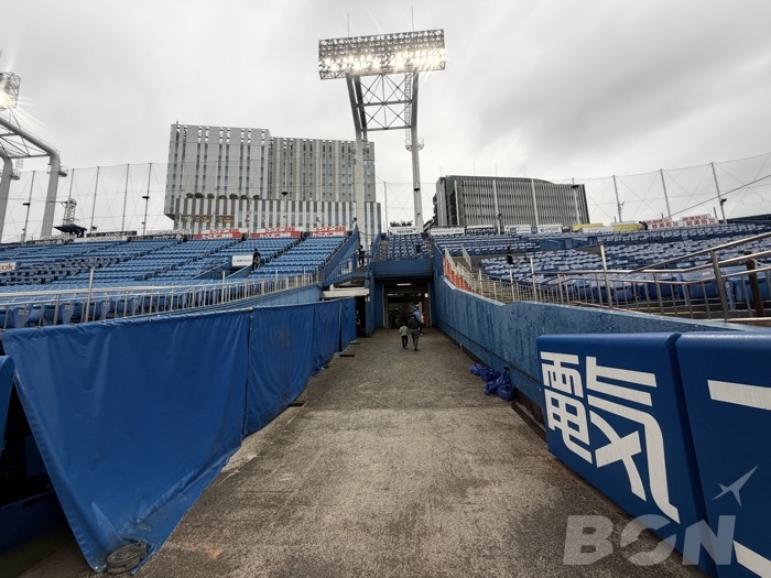 グラウンドツアー終了後に神宮球場の外野スタンド通路から退場する様子