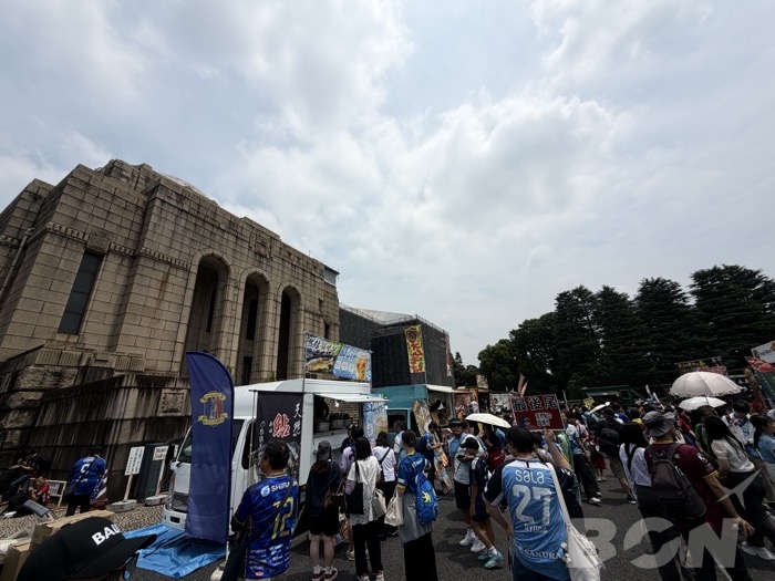 Jリーグオールスター2026 国立競技場周辺のグルメ屋台と観客の様子