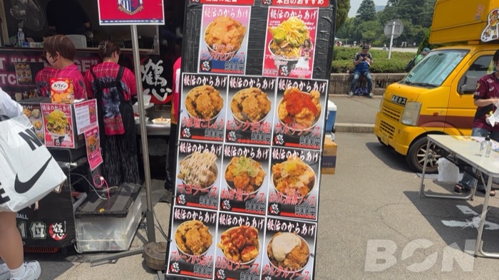 つるしん(鶴心)のキッチンカーと伝説のからあげメニュー看板