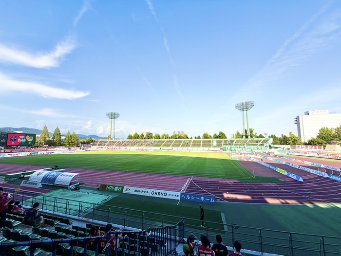JFE晴れの国スタジアム メインスタンドからトラック越しに見たピッチ