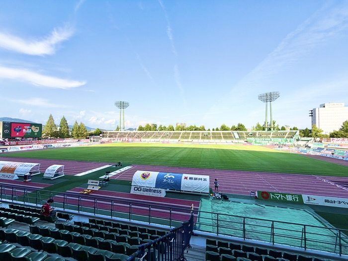 JFE晴れの国スタジアム メインスタンドから見たピッチとバックスタンド