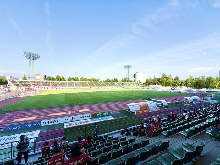 JFE晴れの国スタジアム メインスタンドの客席とピッチの眺望