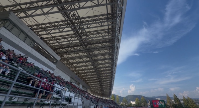 JFE晴れの国スタジアム メインスタンドの鉄骨トラス屋根を見上げた様子