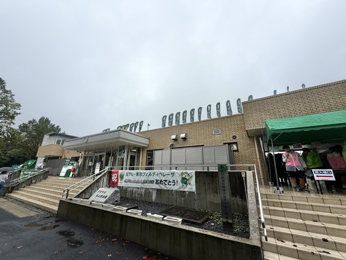 ベレーザの祝賀横断幕とクラブフラッグが掲げられた競技場の管理棟と入場口