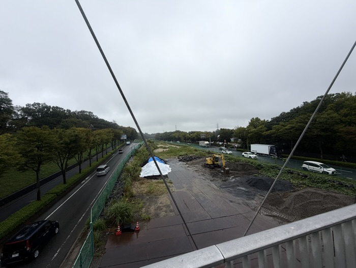 はるひ野駅方面へ向かう途中、幹線道路をまたぐ歩道橋からの眺め